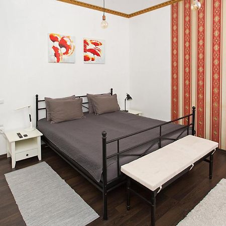 City Center Minimalist Apartment Oradea Bagian luar foto