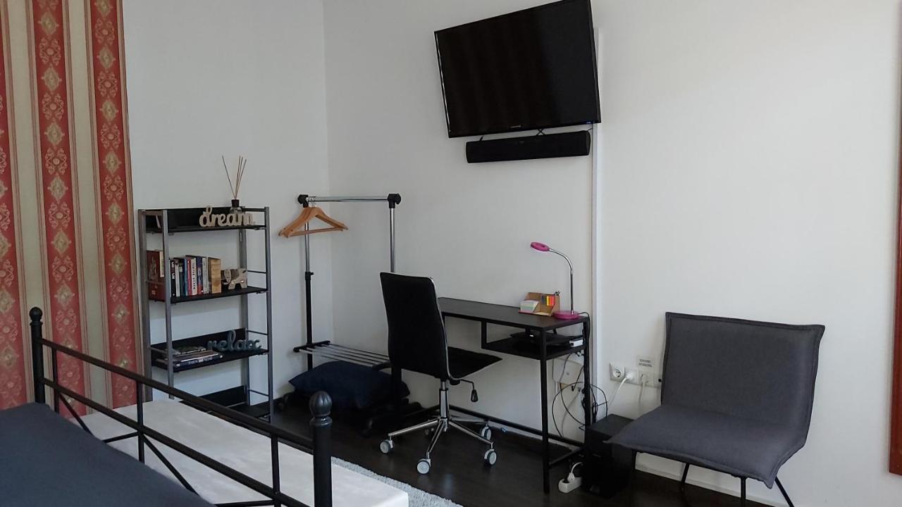 City Center Minimalist Apartment Oradea Bagian luar foto