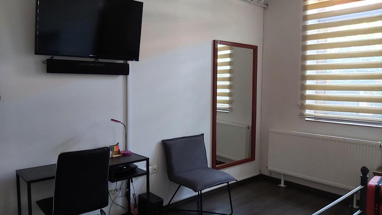 City Center Minimalist Apartment Oradea Bagian luar foto