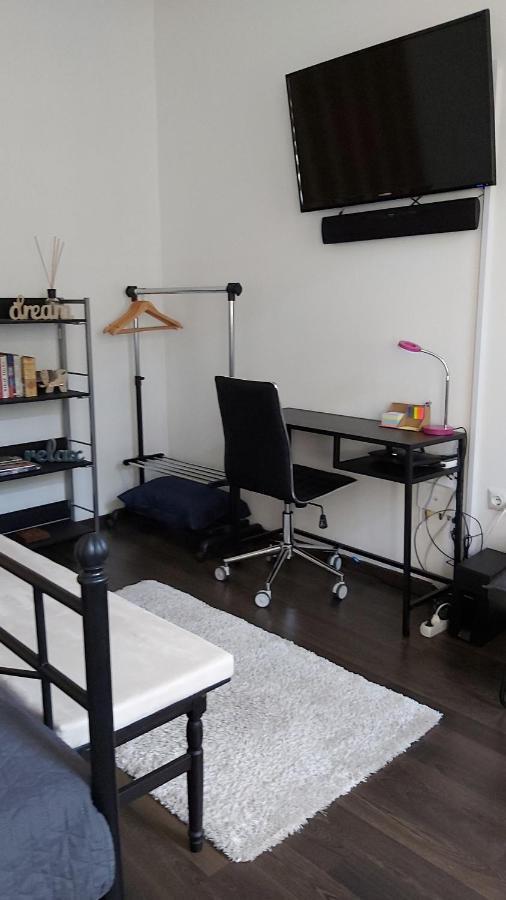 City Center Minimalist Apartment Oradea Bagian luar foto